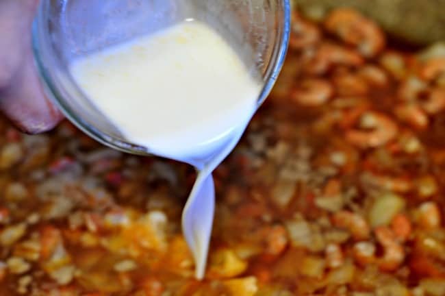 adding cornstarch to stir fry shrimp with tomato sauce