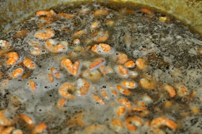 shrimp and sauce in a wok to make shrimp with tomato sauce