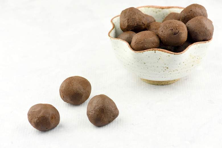 GAPS Easy chocolate truffles in a white bowl